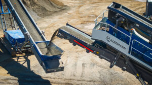 Kleemann crusher processing rock material with on-site screening for Steele Earthworks.